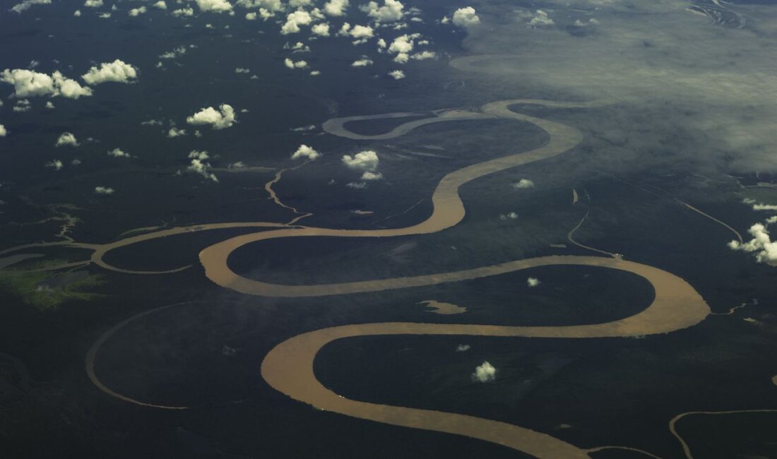 Between 65 and 145 million years ago, which of these rivers flowed towards the Pacific Ocean, in the opposite direction it flows today?